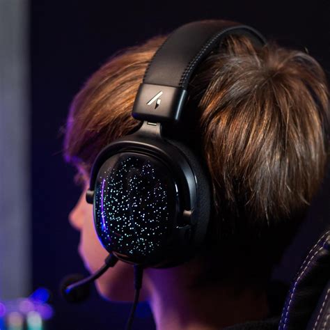 Sertifikat, penghargaan, tanda, atau dokumen yang dipajang di gaming headset Builder's Night Witch top up — yakin dapat skin sebagai bonus DANA terisi jangan sampai lewat
